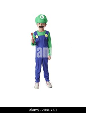 Super Mario Bros Kids photoshoot, un enfant portant un costume Luigi tenant un pinceau isolé sur fond blanc. Banque D'Images