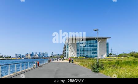 Newham Dockside, un imposant bâtiment moderne à façade de verre et offrant une vue spectaculaire sur l'aéroport de la ville et le Royal Albert Dock Banque D'Images