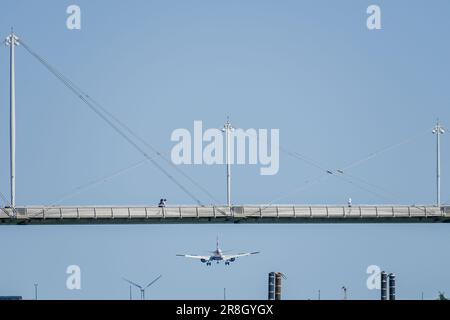 Passerelle Royal Victoria Dock comme avion atterrissant à l'aéroport de la ville Banque D'Images