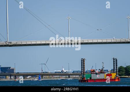 Passerelle Royal Victoria Dock comme avion atterrissant à l'aéroport de la ville Banque D'Images