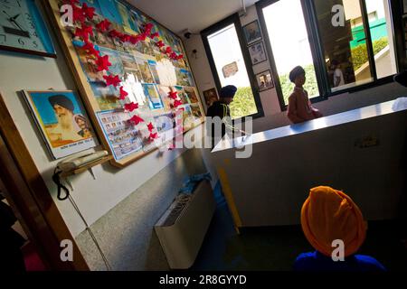 La vie quotidienne dans le temple. Communauté sikh. Sikhdharma Gurdwara Singh Sabha Association. Novellara. Province de Reggio Emilia. Italie Banque D'Images