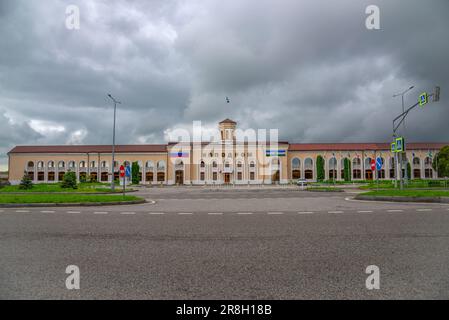 NALCHIK, RUSSIE - 06 JUIN 2023 : le bâtiment de l'hippodrome par une journée nuageux. Nalchik, Kabardino-Balkarie Banque D'Images