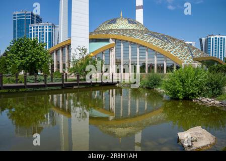 ARGUN, RUSSIE - 14 JUIN 2023 : Mosquée du coeur de la mère avec réflexion. Argun, République tchétchène Banque D'Images