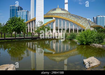 ARGUN, RUSSIE - 14 JUIN 2023 : Mosquée du coeur de la mère avec réflexion. Argun, République tchétchène Banque D'Images