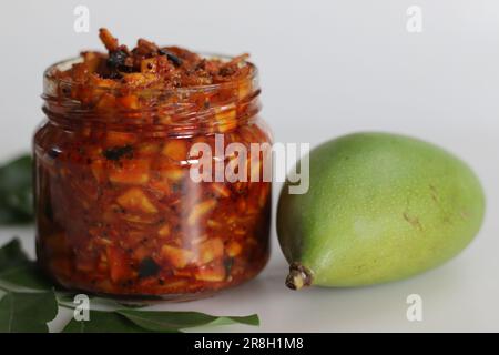 Kadumanga achar. Pickle instantané à la mangue de style Kerala fait de mangues totapuri crues hachées, avec des feuilles de moutarde, des feuilles de curry et des épices. C'est un Banque D'Images