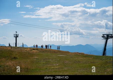 Téléphérique de Malcesine sur les rives du lac de Garde jusqu'au sommet de la montagne de Monte Baldo au-dessus de la ville Banque D'Images