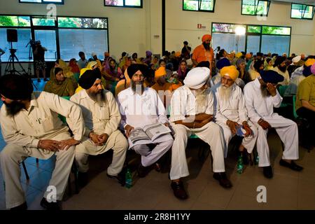 Réunion Panth Time. Communauté sikh. Sikhdharma Gurdwara Singh Sabha Association. Novellara. Province de Reggio Emilia. Italie Banque D'Images