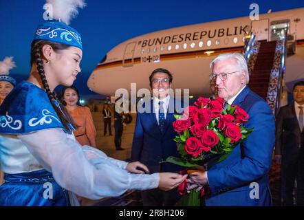 Bischkek, Kirghizistan. 21st juin 2023. Le président allemand Frank-Walter Steinmeier (r) est accueilli à l'aéroport de Bishkek-Manas au début de sa visite au Kirghizistan. En plus des discussions politiques, le programme de visite comprend une rencontre avec des étudiants, une visite d'une verrerie et une visite du parc national d'Ala Archa. Credit: Jens Büttner/dpa/Alay Live News Banque D'Images