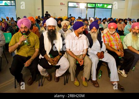 Réunion Panth Time. Communauté sikh. Sikhdharma Gurdwara Singh Sabha Association. Novellara. Province de Reggio Emilia. Italie Banque D'Images