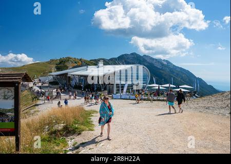 Café et bars au sommet de Monte Baldo, la montagne au-dessus de Malcesine sur le lac de Garde Banque D'Images