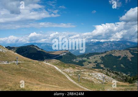 Le plateau au sommet de Monte Baldo, la montagne au-dessus de Malcesine sur le lac de Garde Banque D'Images