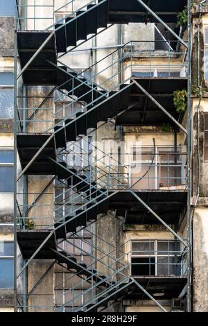 Porto, Portugal - 24 avril 2023 : escalier métallique reliant plusieurs étages de bâtiments délabrés et abandonnés dans la rue du centre de Porto Banque D'Images