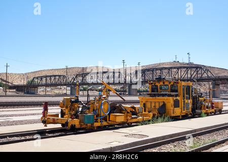 Barstow, Californie, États-Unis. 20th juin 2018. Matériel d'entretien ferroviaire sur les voies ferrées du chantier ferroviaire de BNSF Barstow. (Credit image: © Ian L. Sitren/ZUMA Press Wire) USAGE ÉDITORIAL SEULEMENT! Non destiné À un usage commercial ! Banque D'Images