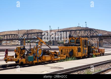 Barstow, Californie, États-Unis. 20th juin 2018. Matériel d'entretien ferroviaire sur les voies ferrées du chantier ferroviaire de BNSF Barstow. (Credit image: © Ian L. Sitren/ZUMA Press Wire) USAGE ÉDITORIAL SEULEMENT! Non destiné À un usage commercial ! Banque D'Images