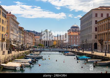 Le Canal grande est un canal navigable situé au cœur du Borgo Teresiano, en plein centre de la ville de Trieste Banque D'Images