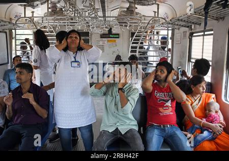 Mumbai, Inde. 21st juin 2023. Les professeurs de yoga montrent aux navetteurs une forme d'exercice de yoga à l'intérieur du compartiment des trains locaux à l'occasion de la Journée internationale de yoga. 9th la Journée internationale du yoga a été célébrée le 21st juin 2023 dans le monde entier. les gens sont encouragés à inculquer la pratique du yoga dans leur vie quotidienne pour rester en santé, heureux et sans stress. (Photo par Ashish Vaishnav/SOPA Images/Sipa USA) crédit: SIPA USA/Alay Live News Banque D'Images