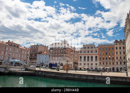 Le Canal grande est un canal navigable situé au cœur du Borgo Teresiano, en plein centre de la ville de Trieste Banque D'Images