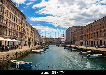 Le Canal grande est un canal navigable situé au cœur du Borgo Teresiano, en plein centre de la ville de Trieste Banque D'Images