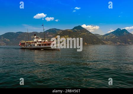 Le bateau à vapeur Stadt Luzern sur le lac de Lucerne près de Beckenried. Suisse, Europe Banque D'Images