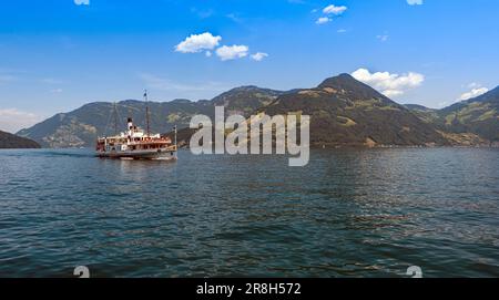 Le bateau à vapeur Stadt Luzern sur le lac de Lucerne près de Beckenried. Suisse, Europe Banque D'Images