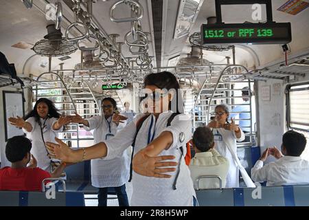 Mumbai, Maharashtra, Inde. 21st juin 2023. Les professeurs de yoga montrent aux navetteurs une forme d'exercice de yoga à l'intérieur du compartiment des trains locaux à l'occasion de la Journée internationale de yoga. 9th la Journée internationale du yoga a été célébrée le 21st juin 2023 dans le monde entier. les gens sont encouragés à inculquer la pratique du yoga dans leur vie quotidienne pour rester en santé, heureux et sans stress. (Credit image: © Ashish Vaishnav/SOPA Images via ZUMA Press Wire) USAGE ÉDITORIAL SEULEMENT! Non destiné À un usage commercial ! Banque D'Images