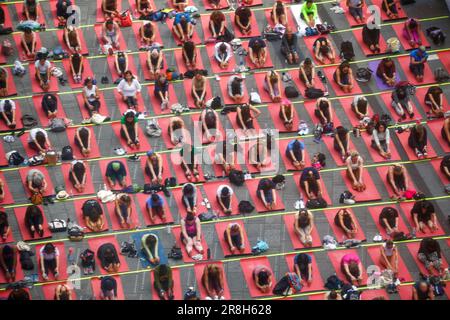 Les gens participent à l'événement annuel de Yoga Solstice d'été à Times Square, New York, on 21 juin 2023. Au cours des vingt dernières années, les organisateurs ont organisé l'événement de yoga le plus long jour de l'année, à l'une des intersections les plus achalandées du monde, afin de promouvoir la paix et le calme. Credit: Brésil photo Press/Alamy Live News Banque D'Images