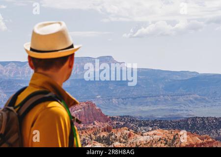 Homme regardant le panorama du canyon de Bryce dans l'Utah. Mise au point sélective sur les rochers de fond Banque D'Images