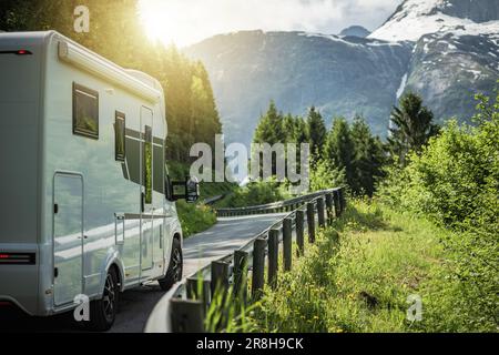 Fourgonnette moderne semi-intégrale sur la route pittoresque norvégienne pendant la chaude journée d'été Banque D'Images