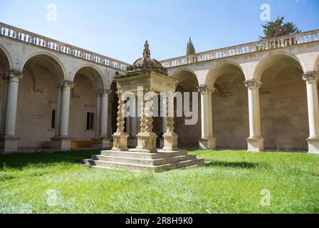 Lecce, Italie, la cour avec arches et colonnes de Santi Nicolo e Cataldo, (en italien, Chiesa dei Santi Niccolò e Cataldo) Banque D'Images