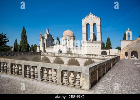 Lecce, Italie, la cour avec arches et colonnes de Santi Nicolo e Cataldo, (en italien, Chiesa dei Santi Niccolò e Cataldo) Banque D'Images