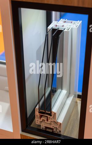 Coupe transversale du profil de fenêtre en aluminium pour fenêtres en plastique à double vitrage. Mid shot Banque D'Images