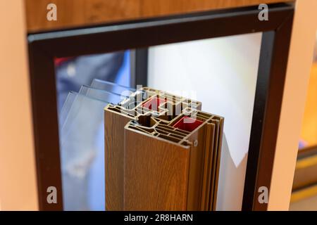 Coupe transversale du profil de fenêtre en aluminium pour fenêtres en plastique. Mid shot Banque D'Images