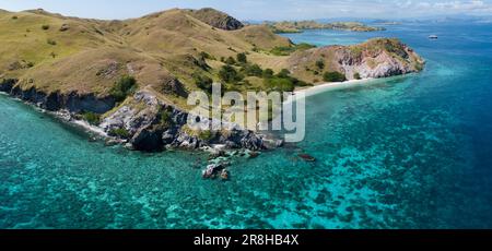 Des récifs coralliens magnifiques et biovariés et des plages idylliques se trouvent sur l'île de Sebayor, dans le parc national de Komodo, en Indonésie. Banque D'Images