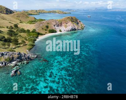 Des récifs coralliens magnifiques et biovariés et des plages idylliques se trouvent sur l'île de Sebayor, dans le parc national de Komodo, en Indonésie. Banque D'Images