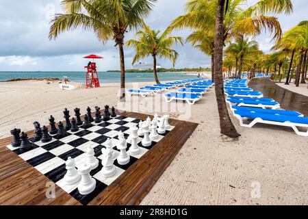 Jeu d'échecs géant en plein air sur Harvest Caye - île privée appartenant à la Norwegian Cruise Line à Belize Banque D'Images
