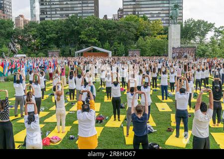 New York, États-Unis. 21st juin 2023. Atmosphère pendant les célébrations de la Journée internationale du yoga au siège de l'ONU sur 21 juin 2023. La Journée internationale du Yoga 9th a été organisée par la mission de l'Inde auprès de l'ONU. 135 nationalités différentes ont participé à la leçon dirigée par le Premier ministre de l'Inde et elle a été certifiée par Guinness World Records comme la plupart des membres différents de la nation mondiale en présence. (Photo de Lev Radin/Sipa USA) crédit: SIPA USA/Alay Live News Banque D'Images