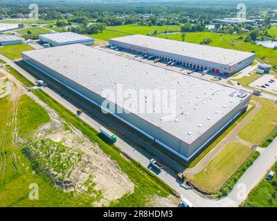 Vue aérienne du centre de distribution, photo de drone de la zone logistique industrielle, nouveau centre logistique super moderne plein de technologie moderne et de robotique, Banque D'Images