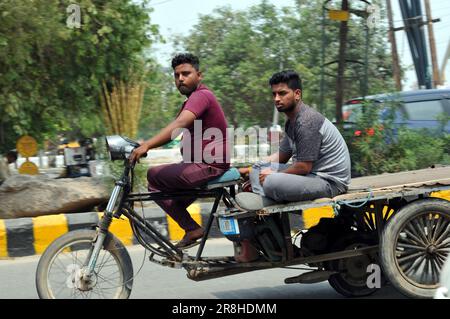 Grande Noida, Uttar Pradesh, Inde. 21st juin 2023. Les jeunes pendant le à cause de la chaleur et de l'humidité dans et autour de Delhi, tout le monde est troublé, ainsi que les oiseaux sont également vus dérangés dans le Grand Noida, une ville adjacente à Delhi.on wednsday (Credit image: © Ravi Batra/ZUMA Press Wire) USAGE ÉDITORIAL SEULEMENT! Non destiné À un usage commercial ! Banque D'Images