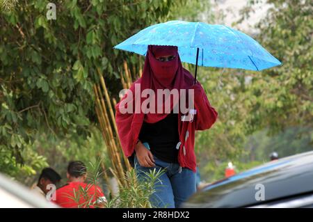 Grande Noida, Uttar Pradesh, Inde. 21st juin 2023. Les filles tenant un parapluie traversant la route pendant le en raison de la chaleur et de l'humidité dans et autour de Delhi, tout le monde est troublé, ainsi que les oiseaux sont également vus dérangés dans le Grand Noida, une ville adjacente à Delhi.on wednsday (Credit image: © Ravi Batra/ZUMA Press Wire) USAGE ÉDITORIAL SEULEMENT! Non destiné À un usage commercial ! Banque D'Images