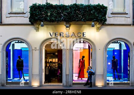 Versace. Via Monte Napoleone. Milan. Lombardie. Italie Banque D'Images