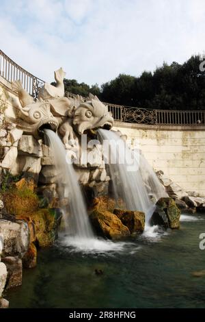 Fontana Dei Tre Delfini. Palais royal de Caserta. Campanie. Italie Banque D'Images