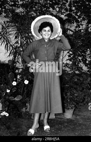 Jeune femme avec chapeau de paille. Italie. 50s-60s Banque D'Images