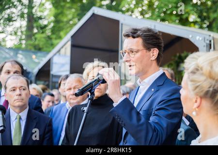 Berlin, Allemagne. 21st juin 2023. Hendrik Wüst (r, CDU), Ministre Président de la Rhénanie-du-Nord-Westphalie, accueille les participants à la fête d'été de la représentation de la Rhénanie-du-Nord-Westphalie au gouvernement fédéral. Credit: Christoph Soeder/dpa/Alay Live News Banque D'Images