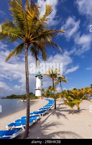 Paysage tropical et phare ('flighthouse') sur Harvest Caye - île privée appartenant à la Norwegian Cruise Line à Belize Banque D'Images