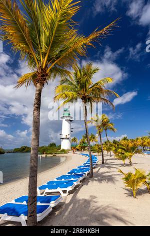 Paysage tropical et phare ('flighthouse') sur Harvest Caye - île privée appartenant à la Norwegian Cruise Line à Belize Banque D'Images