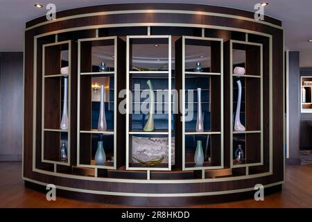 Intérieur de salon décoratif dans le luxueux Norwegian Joy Cruise Ship - Miami, Floride, États-Unis Banque D'Images