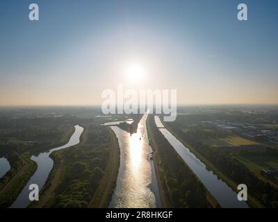 SAC de SPORT, LIER, BELGIQUE, 31 mai 2023, Vue aérienne de l'écluse entre le canal de Nete et la rivière de Nete, montrant l'écluse ou sluis d'en haut. Photo de haute qualité Banque D'Images