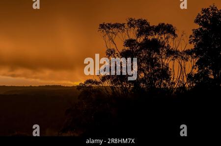 Photographie d'un ciel de coucher de soleil orange vif après un orage dans les Blue Mountains en Nouvelle-Galles du Sud en Australie Banque D'Images