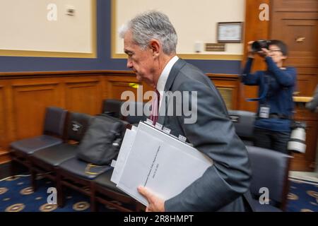 Washington, États-Unis. 21st juin 2023. Le président du conseil de la Réserve fédérale, Jérôme Powell, quitte pour une pause devant le comité des services financiers de la Chambre lors d'une audience sur Capitol Hill à Washington, DC mercredi, 21 juin 2023. Photo de Ken Cedeno/UPI crédit: UPI/Alay Live News Banque D'Images