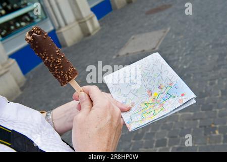 Touristes avec carte et crème glacée. Zurich. Suisse Banque D'Images